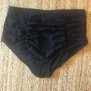 BLACK CROCHET HIGH WAIST RUCHED SWIM BOTTOM